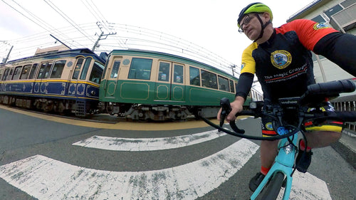 Japanese Train vs Italian Bike Race – Enoshima 360° Video | Tokyo Cycling